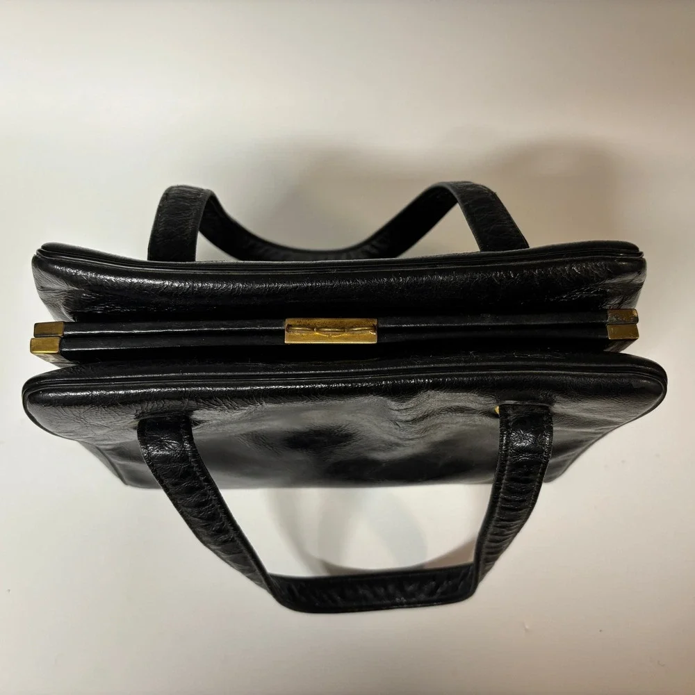 VTG Chic de Paris Black Leather Bag Red Interior Gold Scallop Clasp Purse‎